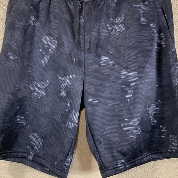 Layer 8 Men's Shorts Size L NWT Fleece Lined Thermal Black Camo - Picture 2 of 15
